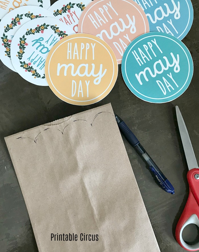 How to make scalloped baskets from brown lunch paper bags - May Day basket bags