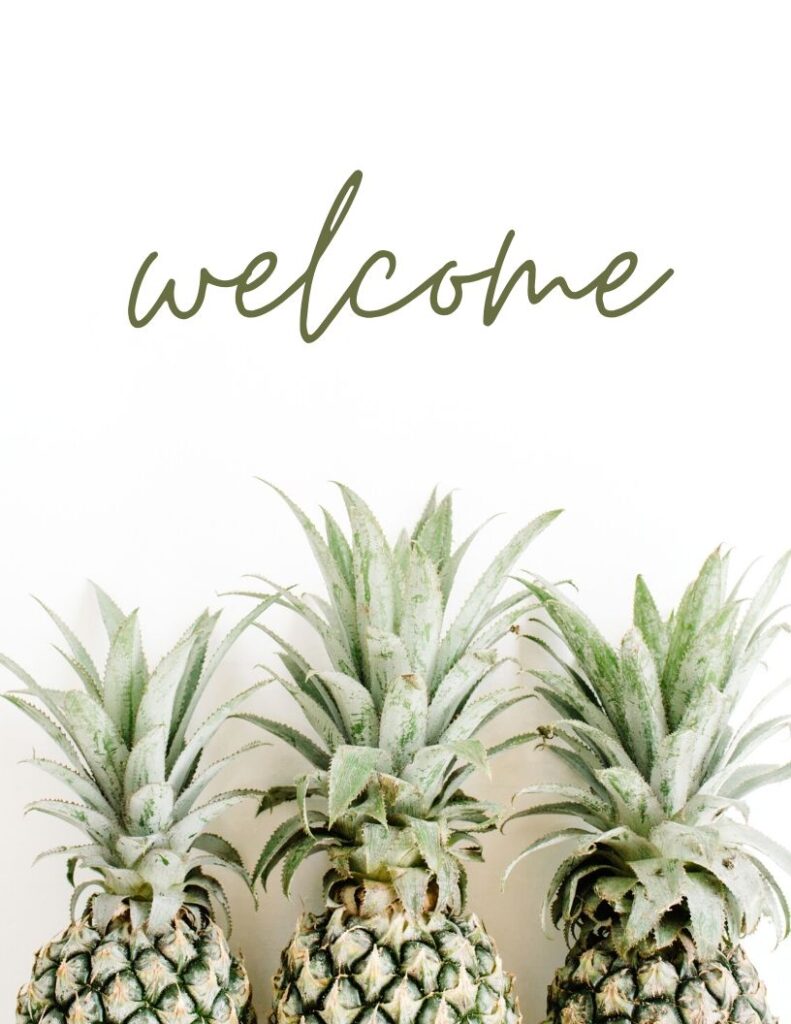 Welcome and pineapple photo wall decor free printable - Grab this cute "welcome" pineapple picture to decorate your entryway